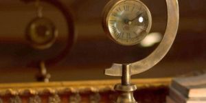 Magnified Lens Desk Clock