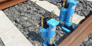 HYDRAULIC TRACK JACK