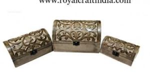 ANTIQUE AND VINTAGE WOODEN BOX