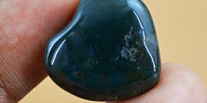 NATURAL BLOOD GREEN JASPER GEMSTONE - UNTREATED