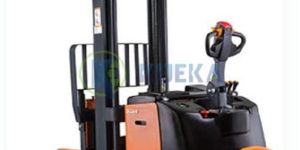 Electric Reach Stacker