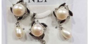 Fashionable Pearl Earring