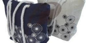 TOP ZIP CLOSURE INSIDE HANGING BAG