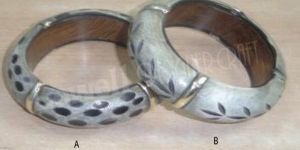 HORN BANGLE WITH WOOD
