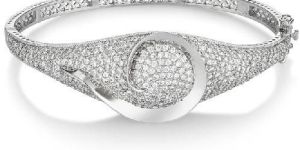 LUXE SEASHELL BANGLE
