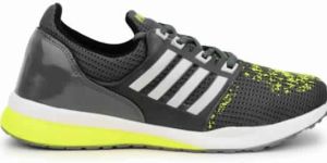 Men Laced up Running Shoes