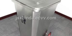 Dustbin with Wheel