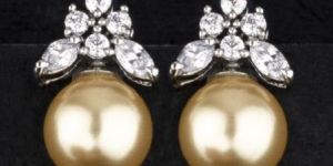 Proud Leaves Pearl Stud