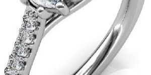 0.94 carat 18K Gold -The Amia 3-stone Ring