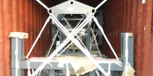 Container stuffing/lashing