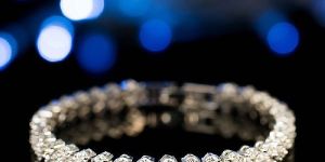 Women Three Diamonds Design Bracelet