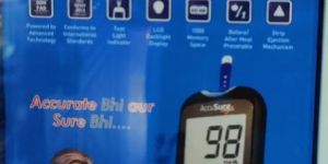 ACCUSRE SIMPLE GLUCO MONITER