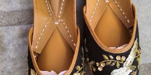 Golden Bird, Base Black Punjabi Jutti