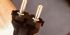 2.5A 2 Pin Power Plug