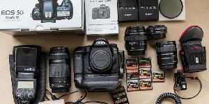 Canon EOS 5D Mark IV 30.4 MP DSLR w Super Bundle