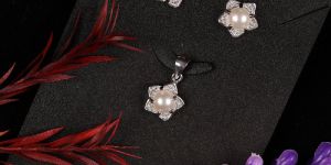 White Pearl Shine Star Shape Diamond Pendant Set