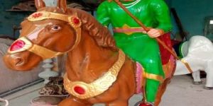 Lakh Data Peer Ji Fiber Statue