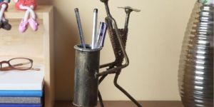 METAL PEN STAND
