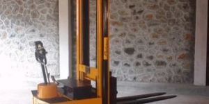 Electric Straddle Stacker