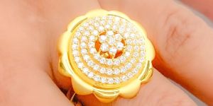 EXCLUSIVE FLOWER TOP CZ STATEMENT RING