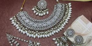 Exquisite White Kundan Bridal Set with Maang Tikka and Earrings.