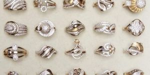 DIAMOND SOLITAIRE RINGS ENGAGAMENT RINGS WOMEN AND GIRLS FROM GOLD SILVER AND WHITE GOLD GIFT RINGS