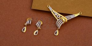 Ladies Gold Diamond Tanmaniya Necklace Set
