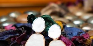 WHITE PEARL WITH GOLDEN OUTLINES EARRINGS FOR WOMAN