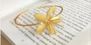 Akshi Twisted Flower Pearl Bracelet