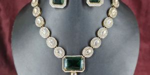 EXQUISITE EMERALD AND ZIRCON STONES NECKLACE AND EARRINGS SET