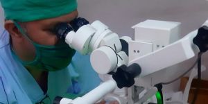 Zoom Ophthalmic Microscope