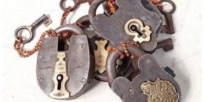 aiden antique style brass padlock
