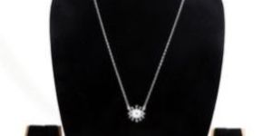 Classic Look Womens Light Weight Chain Pendant Set