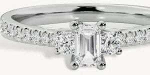 WOMEN EMERALD EMBRACE RING