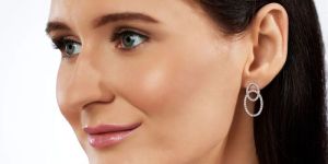 Women LINKED OVAL STUD EARRINGS