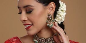 PRECIOUS HANDCRAFTED STONE NECKPIECE WITH EMERALDS