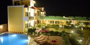 deluxe pool view rooms service