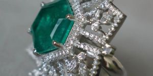 Luxe Emerald Snowflake Cocktail Women Ring