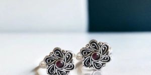 Silver Plated Floral Stone Studded Women Toe Ring