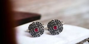 Women Stone Studded Oxidized Toe Ring