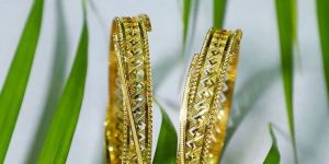 Women Gold Stone Bangle