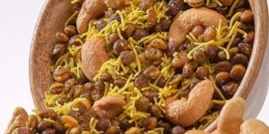 Dal Moth Navaratan Namkeen