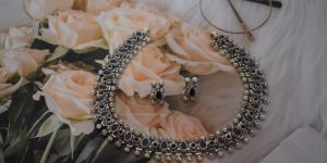 Women Red And Green Cutstone Chained Silver Necklace With Earrings