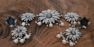 Women Sunuflower Design Silver Choker with Earrings