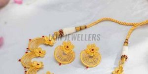 Gold Necklace with Pearls