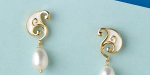 Women Sophisticated Dainty Pearl Drop Earring