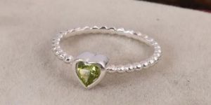 Ladies Silver Green Heart Ring
