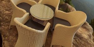 the horizon retreat outdoor dining set
