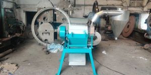 1000 Kg/HR Capacity Semi Automatic Chilli Grinding Machine