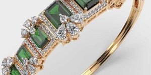 Yellow Gold Lab Grown Diamond With Emerald Bracelet
